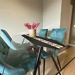 Urban Charm Apt With Jacuzzi